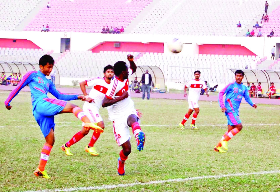 An exciting moment of the football match of the Bangladesh Premier League between Brothers Union Club and Soccer Club, Feni held at the Bangabandhu National Stadium on Monday. The match ended in a 1-1 draw.