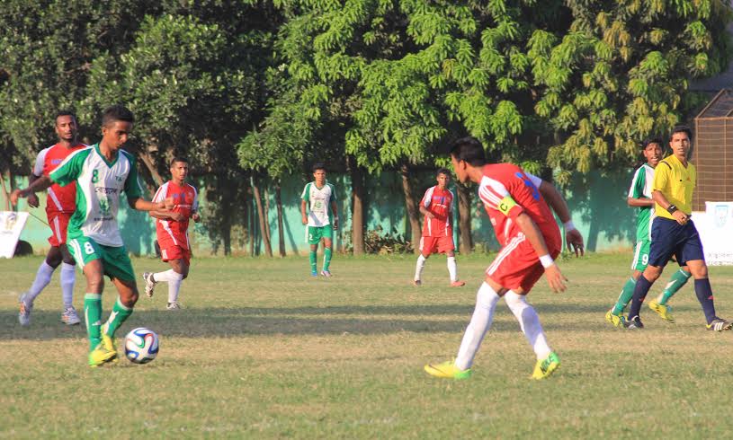 A moment of Bengal Group Dhaka Senior Division Football League between T&T Club Motijheel and Dhaka Wanderers Club at the Bir Shreshtha Shaheed Sepoy Mohammad Mostafa Kamal Football Stadium in Kamlapur on Saturday. T&T Club Motijheel won the match 1 â€