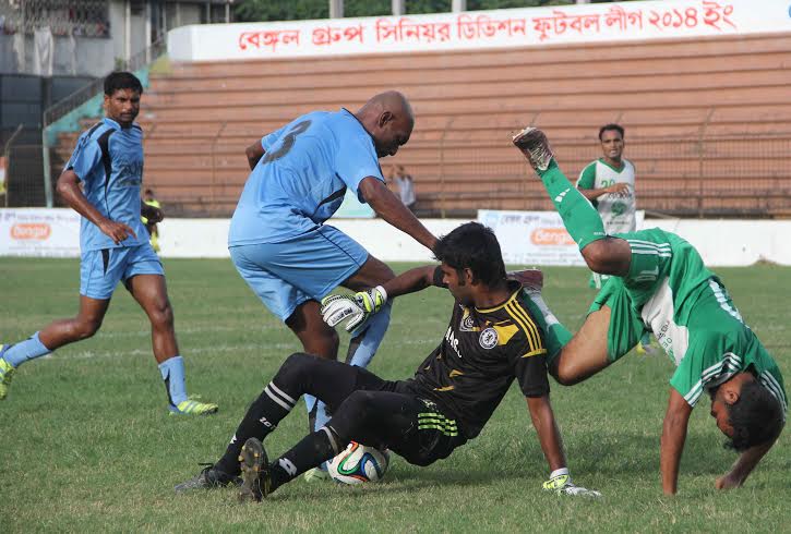 A scene from the match of the Bengal Group Senior Division Football League between Bangladesh Boys Club and Dhaka Wanderers Club at the Bir Shreshtha Shaheed Sepoy Mohammad Mostafa Kamal Stadium in Kamalapur on Wednesday. The match ended in a goalless dra